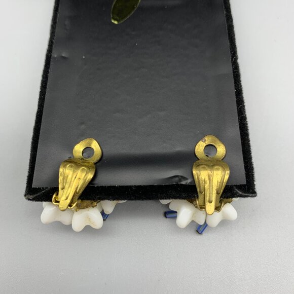 Vintage Made in West Germany White Flower Cluster Earrings with Clip Back - Picture 3 of 4